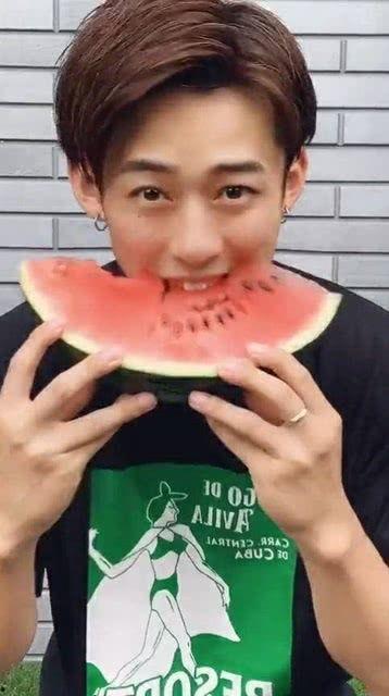 小网红洗头吃瓜,意外走红网络